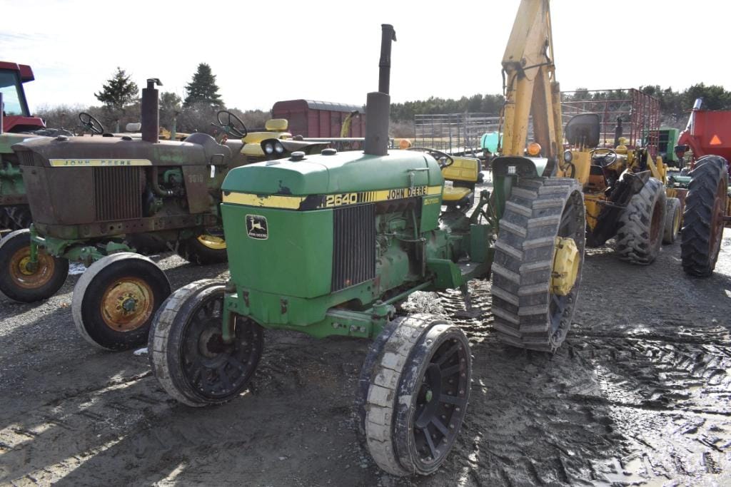 John Deere 2640 Equipment Image0