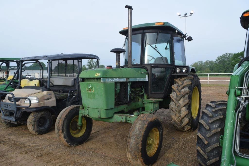 Main image John Deere 2750