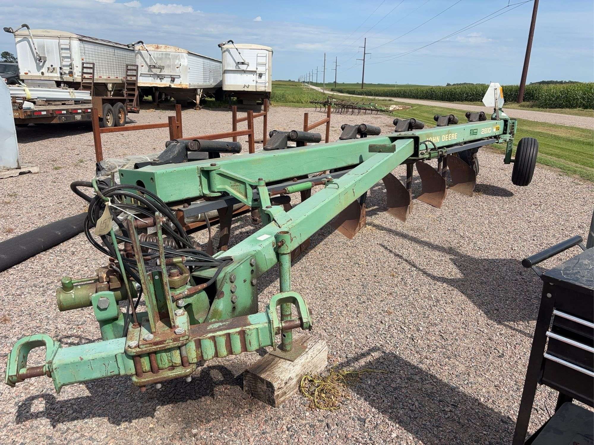John Deere 2810 Equipment Image0