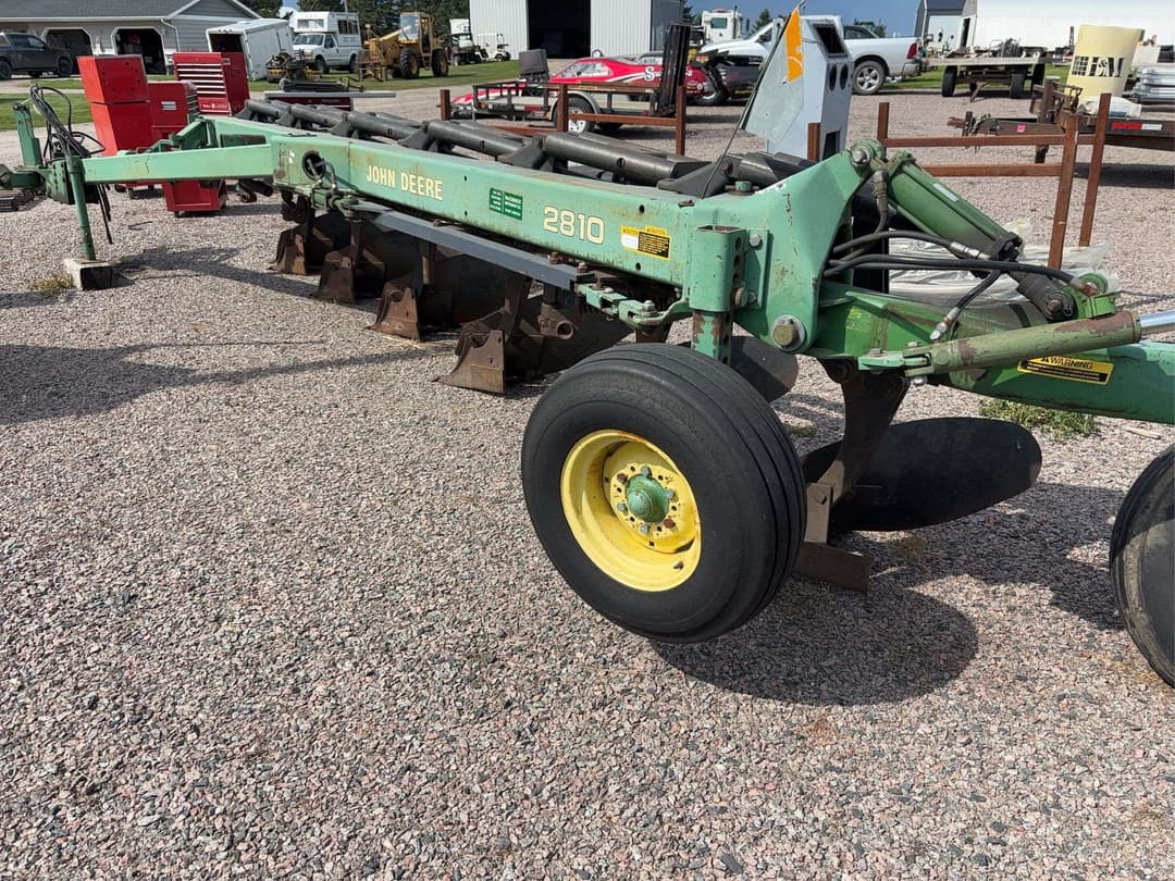 Image of John Deere 2810 Image 1