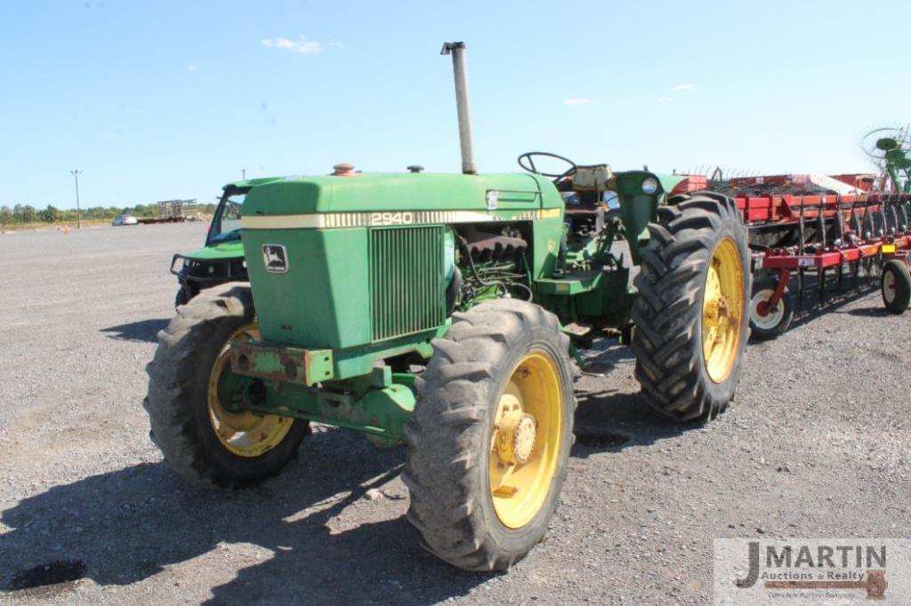 Image of John Deere 2940 Primary image