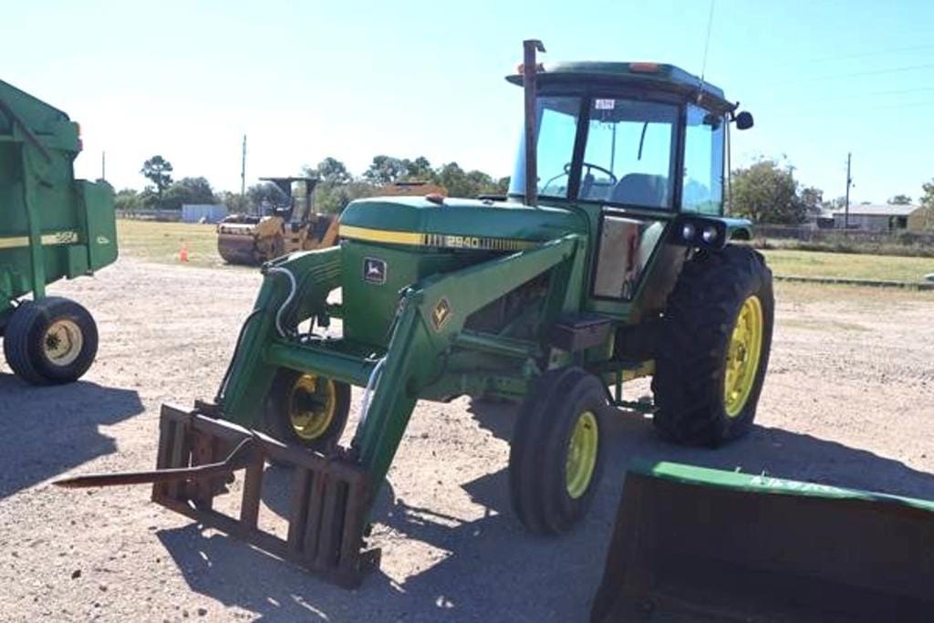 John Deere 2940 Equipment Image0