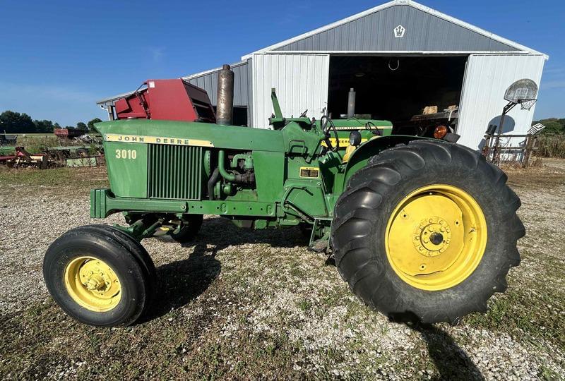 Image of John Deere 3010 Image 0