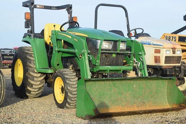 Image of John Deere 3025E equipment image 3