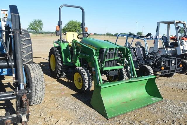 Image of John Deere 3025E equipment image 3