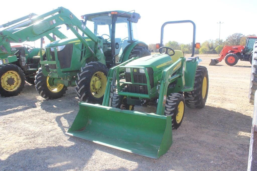 John Deere 3032E Equipment Image0