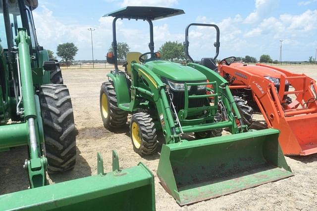 Image of John Deere 3033R equipment image 3