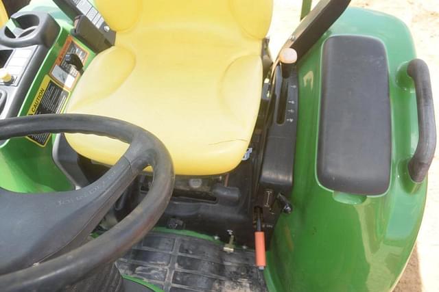 Image of John Deere 3033R equipment image 4