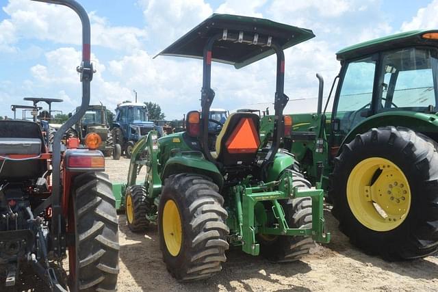 Image of John Deere 3033R equipment image 1