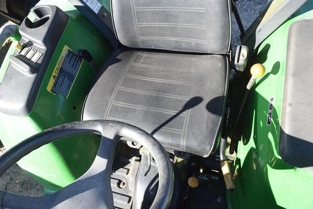 Image of John Deere 3038E equipment image 4