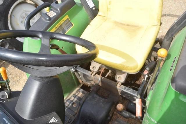 Image of John Deere 3038E equipment image 4