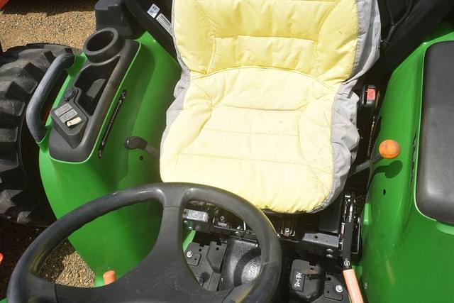 Image of John Deere 3038E equipment image 4