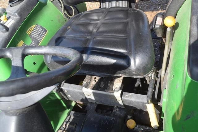 Image of John Deere 3038E equipment image 4