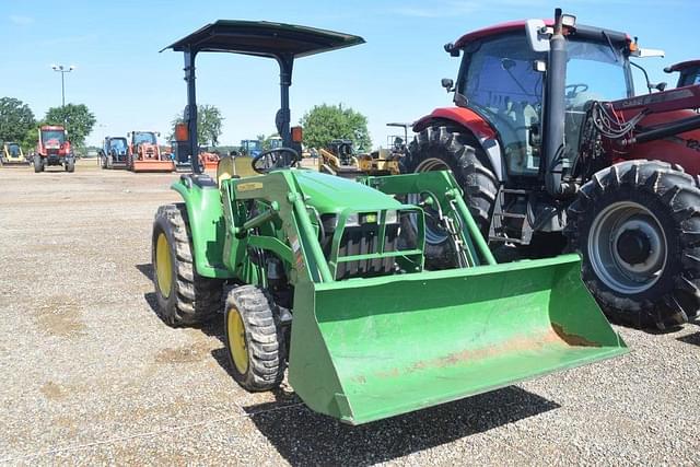 Image of John Deere 3038E equipment image 3