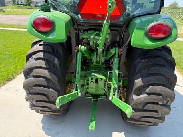 Image of John Deere 3046R equipment image 3