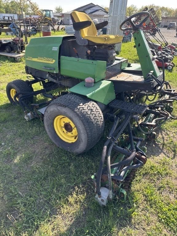 Image of John Deere 3235B equipment image 2