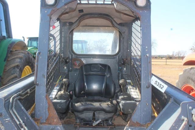 Image of John Deere 323E equipment image 4