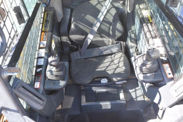 Image of John Deere 329D equipment image 4