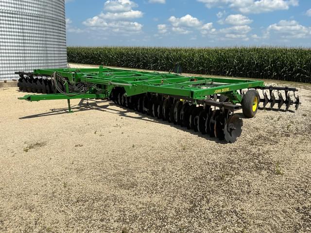 Image of John Deere 331 equipment image 1