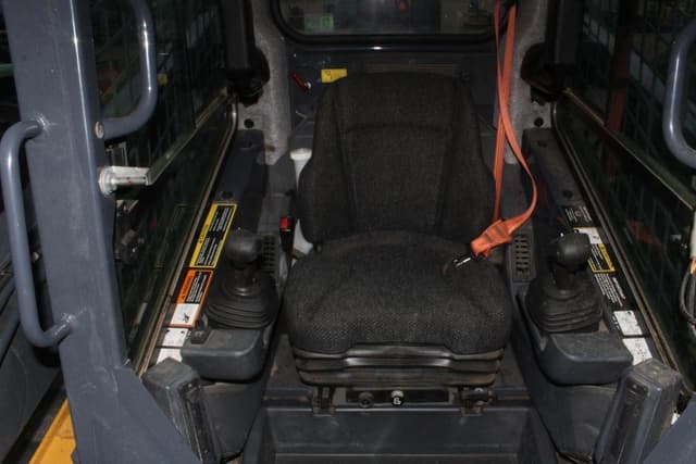 Image of John Deere 331G equipment image 4