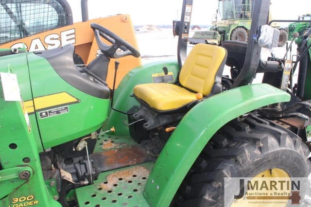 Image of John Deere 3320 equipment image 3