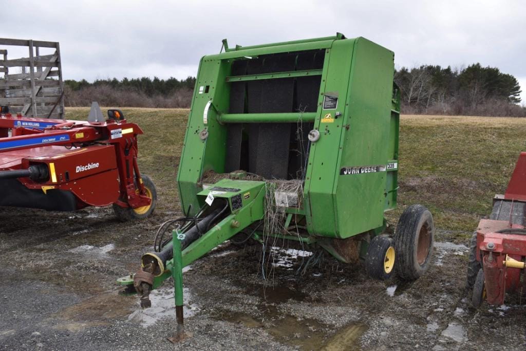 John Deere 335 Equipment Image0
