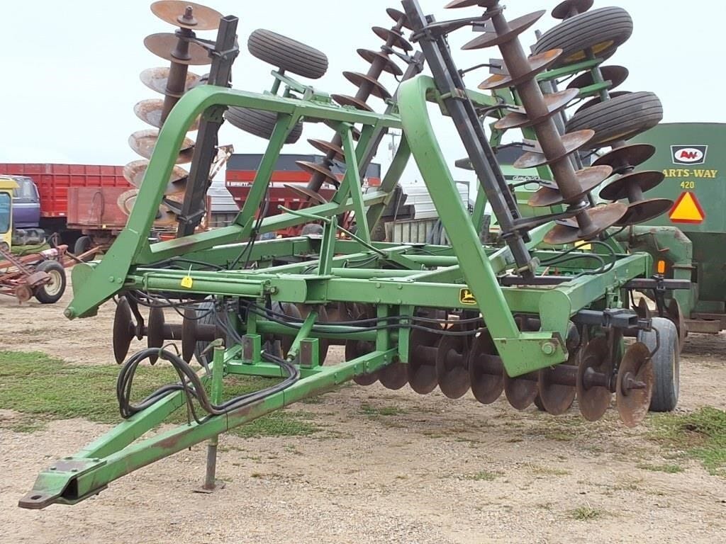 John Deere 335 Equipment Image0