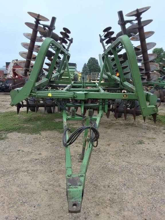 Image of John Deere 335 equipment image 1