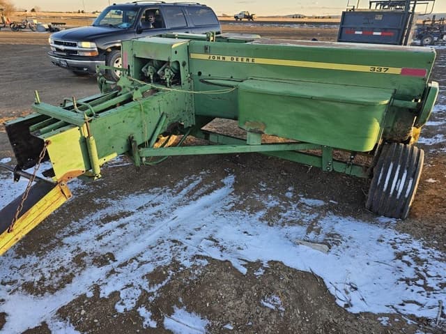 Image of John Deere 337 equipment image 3