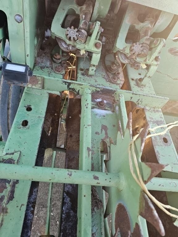 Image of John Deere 337 equipment image 4