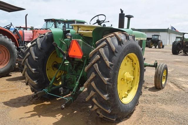 Image of John Deere 4010 equipment image 2