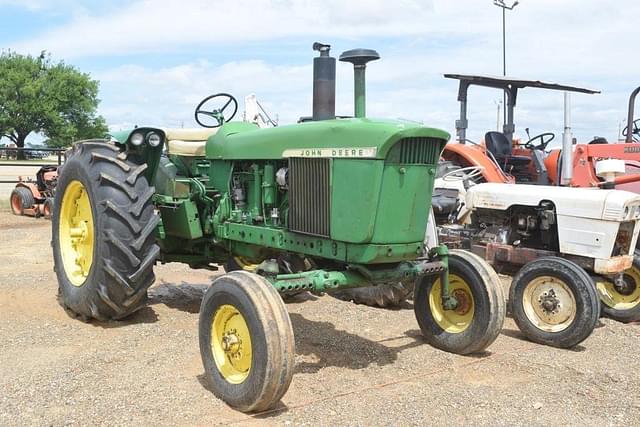 Image of John Deere 4010 equipment image 3