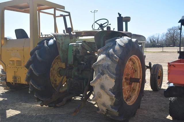 Image of John Deere 4010 equipment image 3