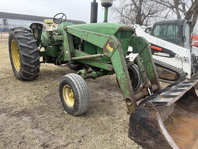 Image of John Deere 4010 equipment image 2