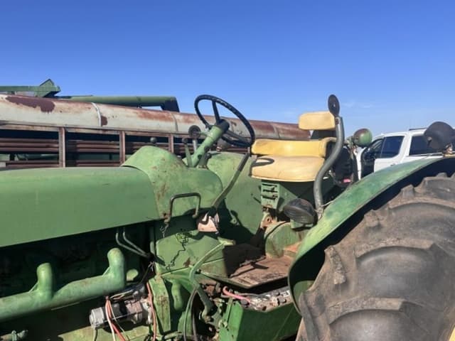 Image of John Deere 4010 equipment image 4