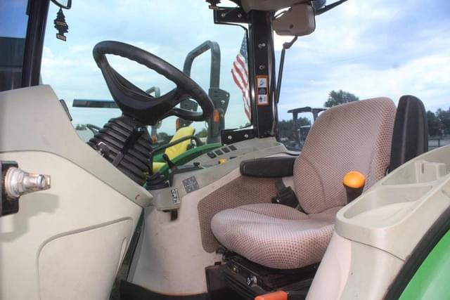 Image of John Deere 4066R equipment image 4