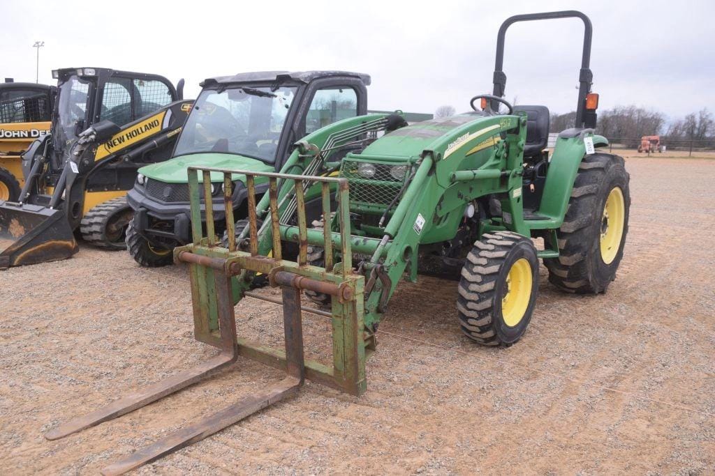John Deere 4120 Equipment Image0