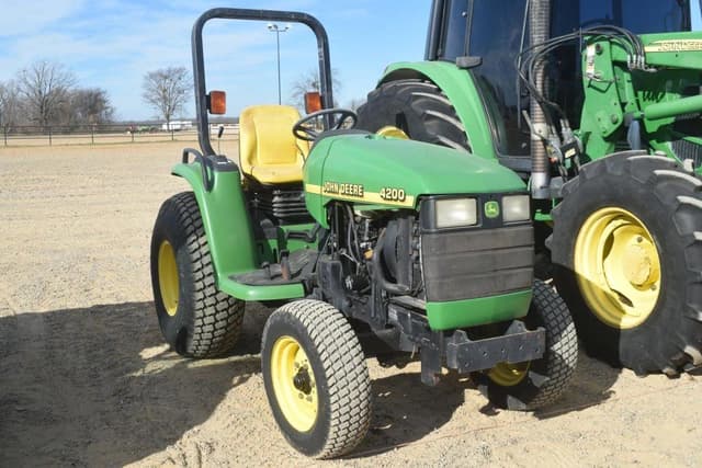 Image of John Deere 4200 equipment image 3
