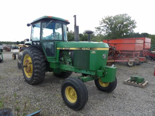 Image of John Deere 4240 Primary image