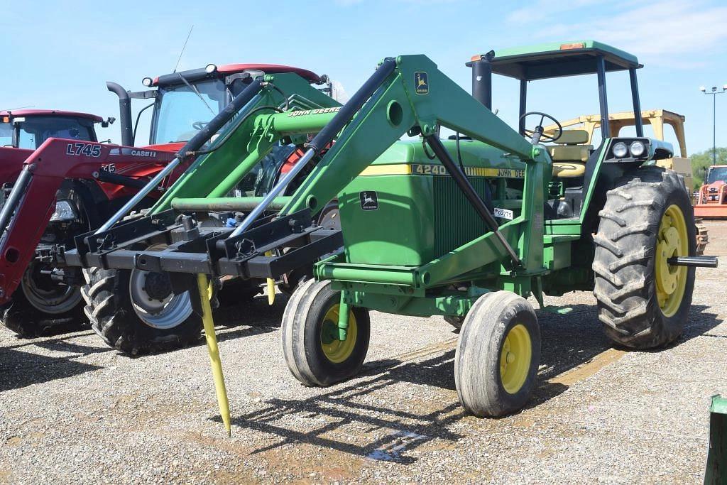 Image of John Deere 4240 Primary image