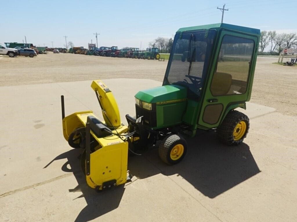 John Deere 425 Equipment Image0