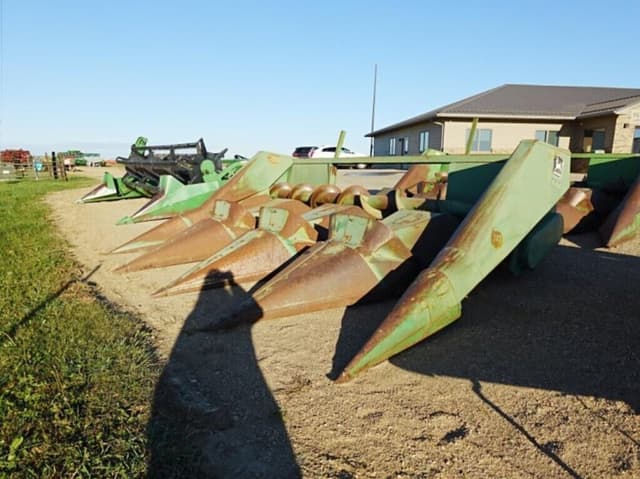 Image of John Deere 444 equipment image 2