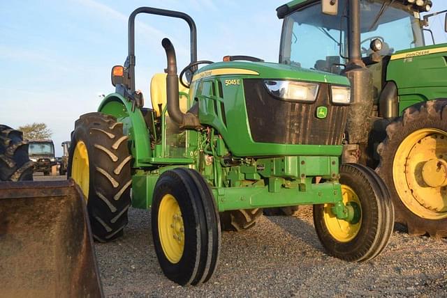 Image of John Deere 5045E equipment image 3