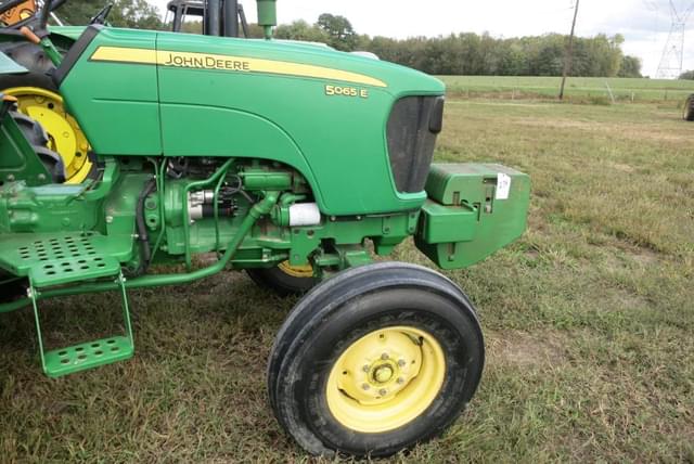 Image of John Deere 5065E equipment image 4