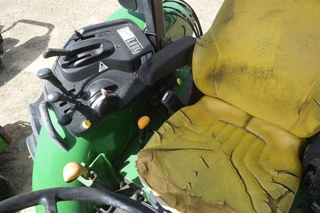Image of John Deere 5075M equipment image 4