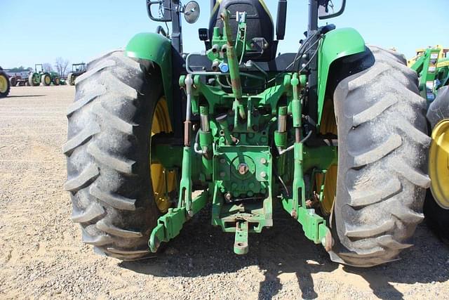 Image of John Deere 5075M equipment image 4