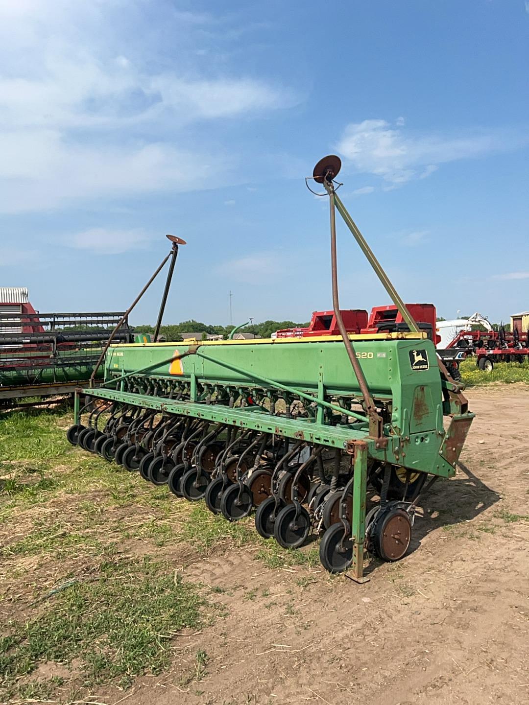 Image of John Deere 520 Image 1