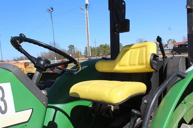 Image of John Deere 5205 equipment image 4