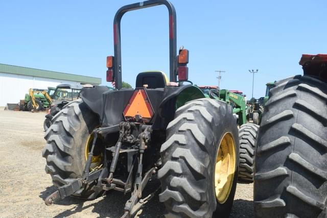Image of John Deere 5205 equipment image 2