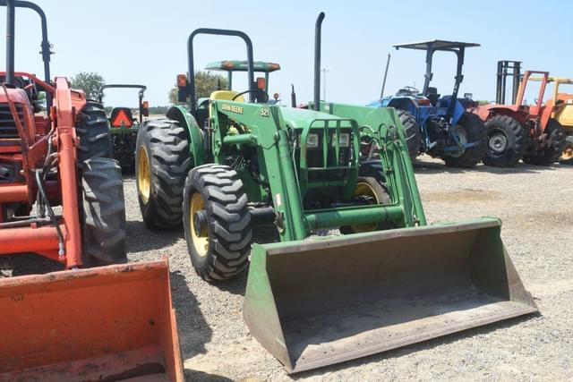 Image of John Deere 5205 equipment image 3